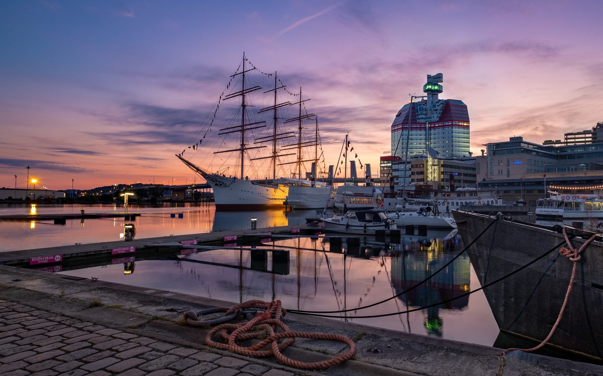 Göteborgs hamn med stora båtar